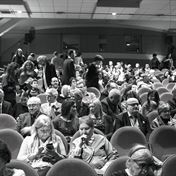 Diváci přicházejí před začátkem do hlediště, ve kterém nezůstalo jediné volné místo.